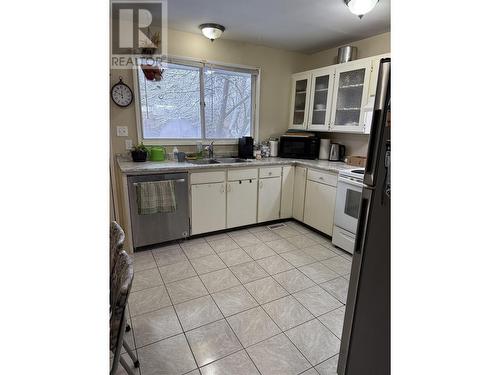 2827-2829 Alexander Crescent, Prince George, BC - Indoor Photo Showing Kitchen With Double Sink