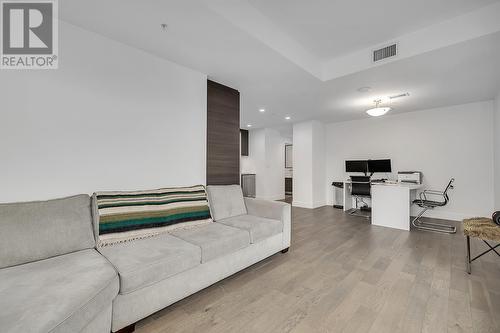 1164 Ellis Street Unit# 1, Kelowna, BC - Indoor Photo Showing Living Room