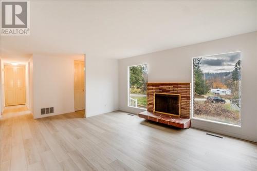 1110 Mcdiarmid Road, Castlegar, BC - Indoor Photo Showing Living Room With Fireplace