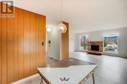 1110 Mcdiarmid Road, Castlegar, BC - Indoor Photo Showing Living Room