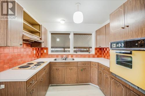 1110 Mcdiarmid Road, Castlegar, BC - Indoor Photo Showing Kitchen With Double Sink