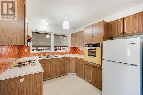 1110 Mcdiarmid Road, Castlegar, BC - Indoor Photo Showing Kitchen With Double Sink