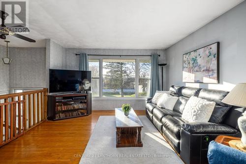 572 Whites Road, Quinte West, ON - Indoor Photo Showing Living Room