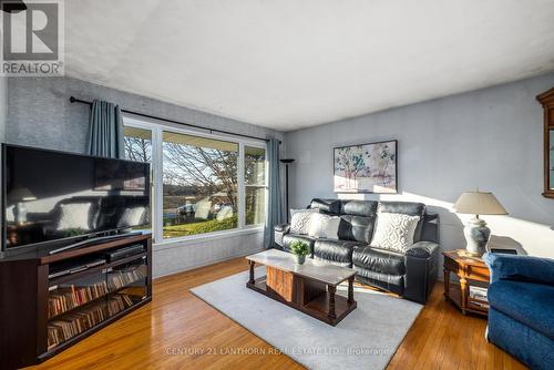 572 Whites Road, Quinte West, ON - Indoor Photo Showing Living Room