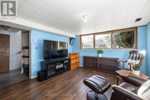 572 Whites Road, Quinte West, ON - Indoor Photo Showing Living Room