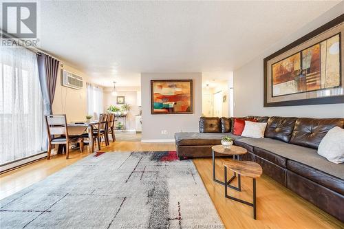 3936 Wyandotte Street East Unit# 709, Windsor, ON - Indoor Photo Showing Living Room