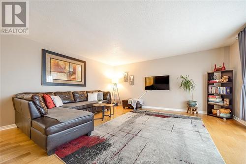 3936 Wyandotte Street East Unit# 709, Windsor, ON - Indoor Photo Showing Living Room