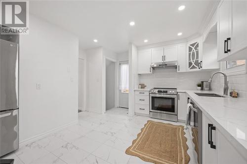 652 Stacy Court, Sarnia, ON - Indoor Photo Showing Kitchen With Stainless Steel Kitchen With Upgraded Kitchen