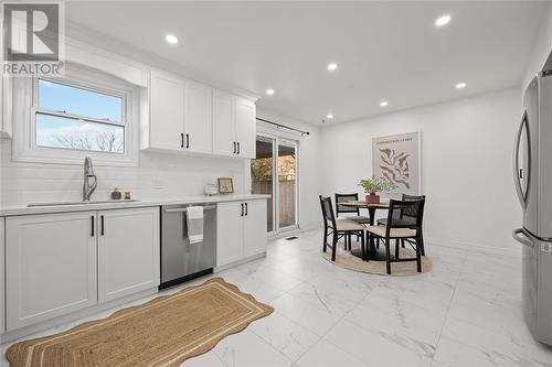 652 Stacy Court, Sarnia, ON - Indoor Photo Showing Kitchen