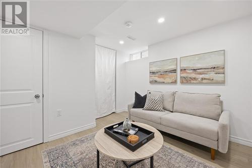 652 Stacy Court, Sarnia, ON - Indoor Photo Showing Living Room