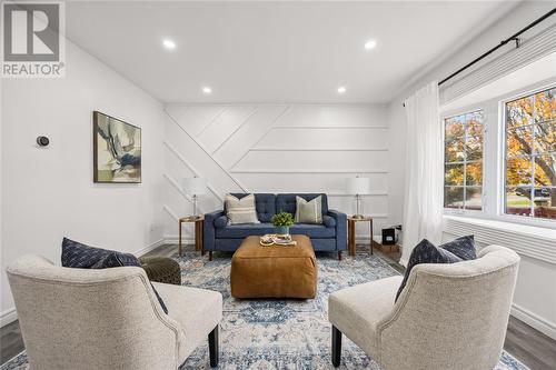 652 Stacy Court, Sarnia, ON - Indoor Photo Showing Living Room