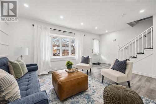 652 Stacy Court, Sarnia, ON - Indoor Photo Showing Living Room