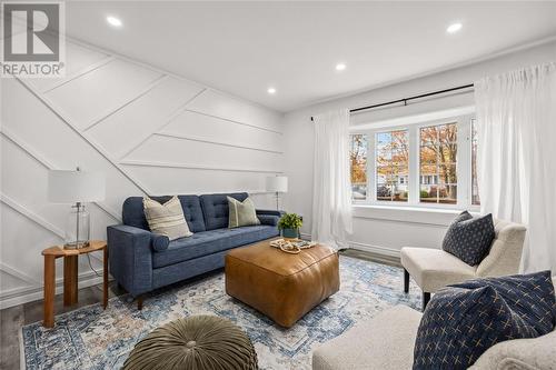 652 Stacy Court, Sarnia, ON - Indoor Photo Showing Living Room