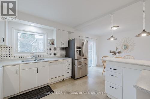 1649 Aldersbrook Road, London, ON - Indoor Photo Showing Kitchen With Double Sink