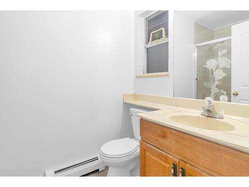 12410 90A Avenue, Surrey, BC - Indoor Photo Showing Bathroom