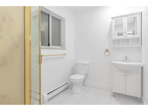 12410 90A Avenue, Surrey, BC - Indoor Photo Showing Bathroom