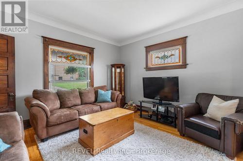 4743 Epworth Circle, Niagara Falls (210 - Downtown), ON - Indoor Photo Showing Living Room