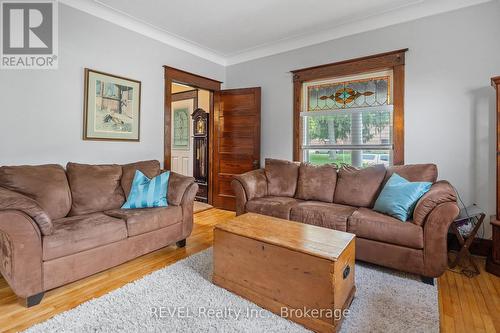 4743 Epworth Circle, Niagara Falls (210 - Downtown), ON - Indoor Photo Showing Living Room