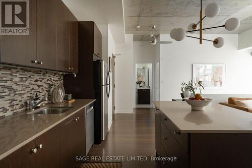 413 - 201 Carlaw Avenue, Toronto, ON - Indoor Photo Showing Kitchen