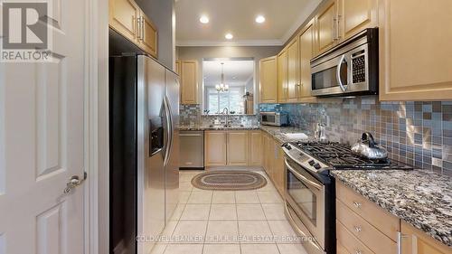 17 Legendary Trail, Whitchurch-Stouffville, ON - Indoor Photo Showing Kitchen With Upgraded Kitchen