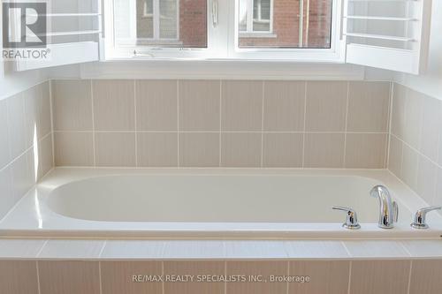 35 Merrybrook Trail, Brampton, ON - Indoor Photo Showing Bathroom