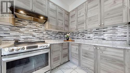 121 Longboat Run Road W, Brantford, ON - Indoor Photo Showing Kitchen With Upgraded Kitchen