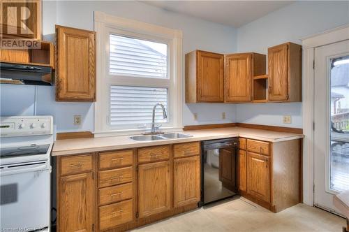 27 Hiawatha Street, St. Thomas, ON - Indoor Photo Showing Kitchen With Double Sink