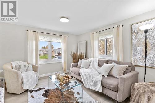 3 Lilac Court, Mcgregor, ON - Indoor Photo Showing Living Room