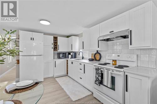 3 Lilac Court, Mcgregor, ON - Indoor Photo Showing Kitchen