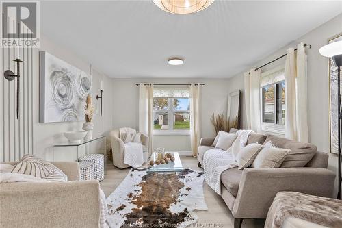 3 Lilac Court, Mcgregor, ON - Indoor Photo Showing Living Room