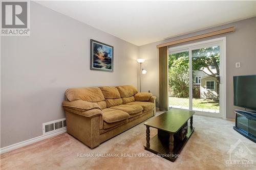 5989 Meadowglen Drive, Ottawa, ON - Indoor Photo Showing Living Room