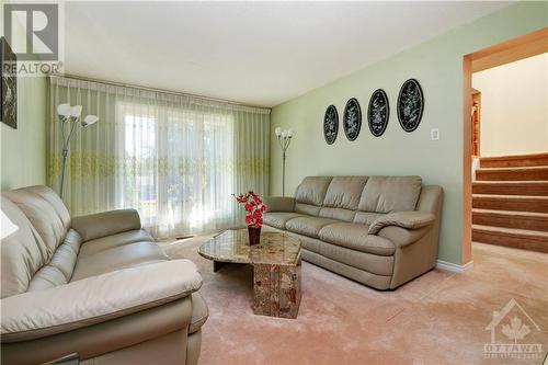 5989 Meadowglen Drive, Ottawa, ON - Indoor Photo Showing Living Room