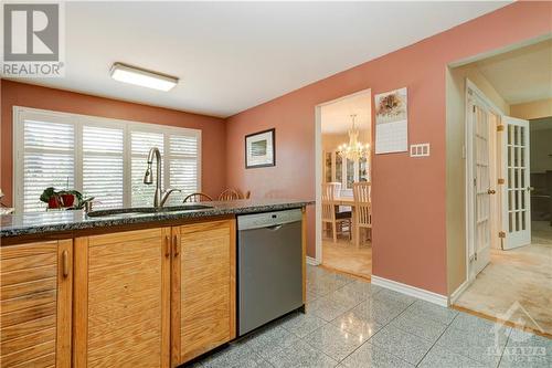 5989 Meadowglen Drive, Ottawa, ON - Indoor Photo Showing Kitchen