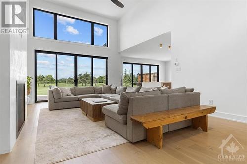 15 Trailway Circle, Ottawa, ON - Indoor Photo Showing Living Room