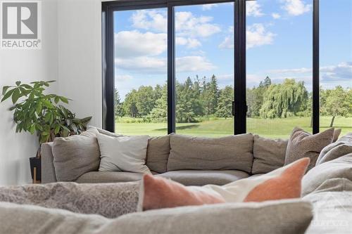 15 Trailway Circle, Ottawa, ON - Indoor Photo Showing Living Room