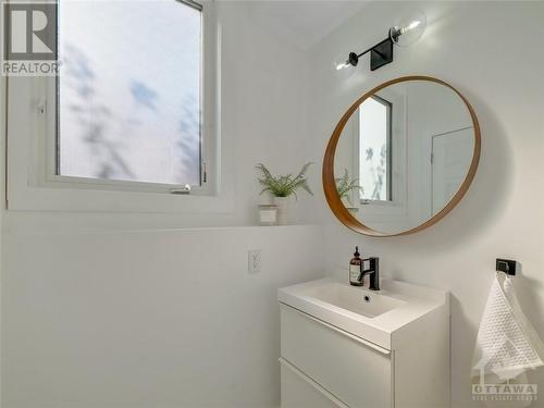 524 Bretby Crescent, Ottawa, ON - Indoor Photo Showing Bathroom