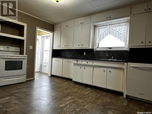 339 2Nd Avenue E, Melville, SK - Indoor Photo Showing Kitchen