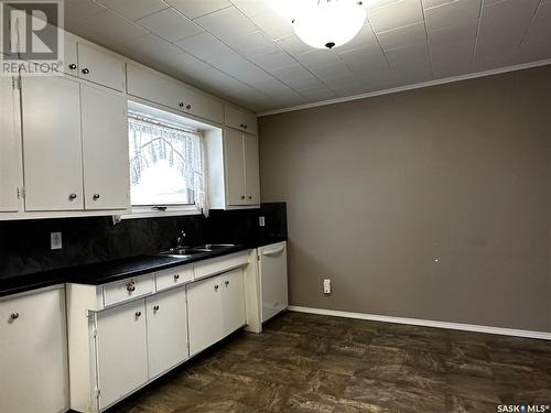 339 2Nd Avenue E, Melville, SK - Indoor Photo Showing Kitchen With Double Sink