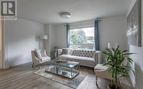 Upper - 901 Lawson Road N, London, ON - Indoor Photo Showing Living Room