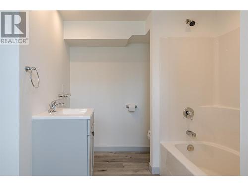 Full bathroom (suite) - 3600 13 Street, Vernon, BC 