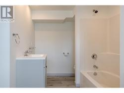 Full bathroom (suite) - 