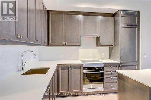 1110 - 9075 Jane Street, Vaughan, ON - Indoor Photo Showing Kitchen