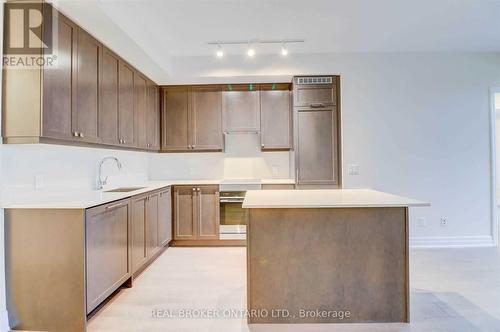 1110 - 9075 Jane Street, Vaughan, ON - Indoor Photo Showing Kitchen