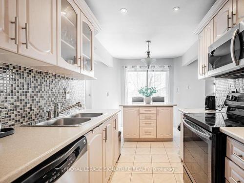 2103 Theoden Crt, Pickering, ON - Indoor Photo Showing Kitchen With Double Sink With Upgraded Kitchen