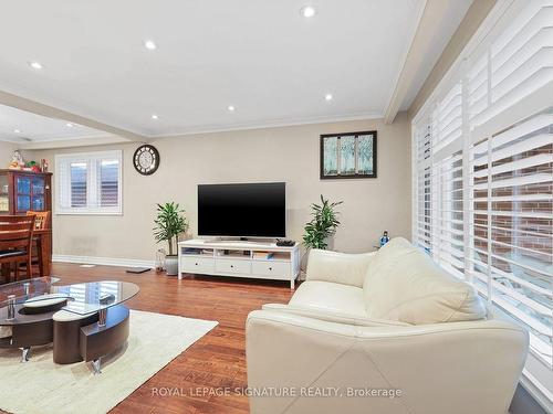 31 Liscombe Rd, Toronto, ON - Indoor Photo Showing Living Room