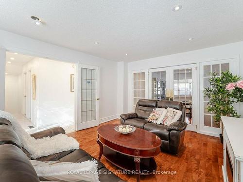 36 Smye Crt, Brampton, ON - Indoor Photo Showing Living Room