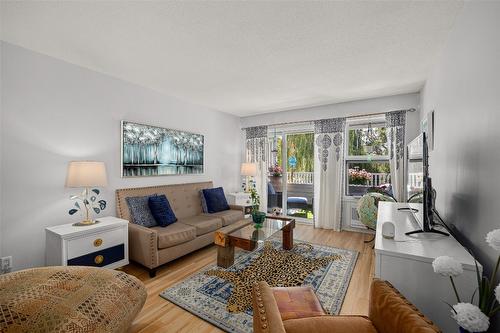 318-575 Sutherland Avenue, Kelowna, BC - Indoor Photo Showing Living Room