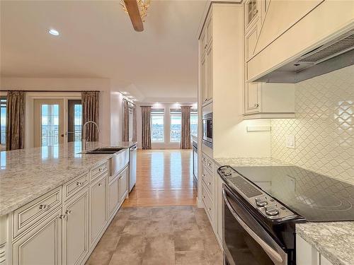 31 Hanbury Place, Brandon, MB - Indoor Photo Showing Kitchen With Upgraded Kitchen