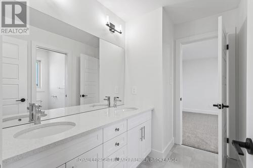 258 Hesselman Crescent, London, ON - Indoor Photo Showing Bathroom