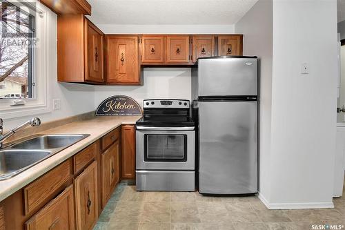 1614 Bradwell Avenue, Saskatoon, SK - Indoor Photo Showing Kitchen With Double Sink